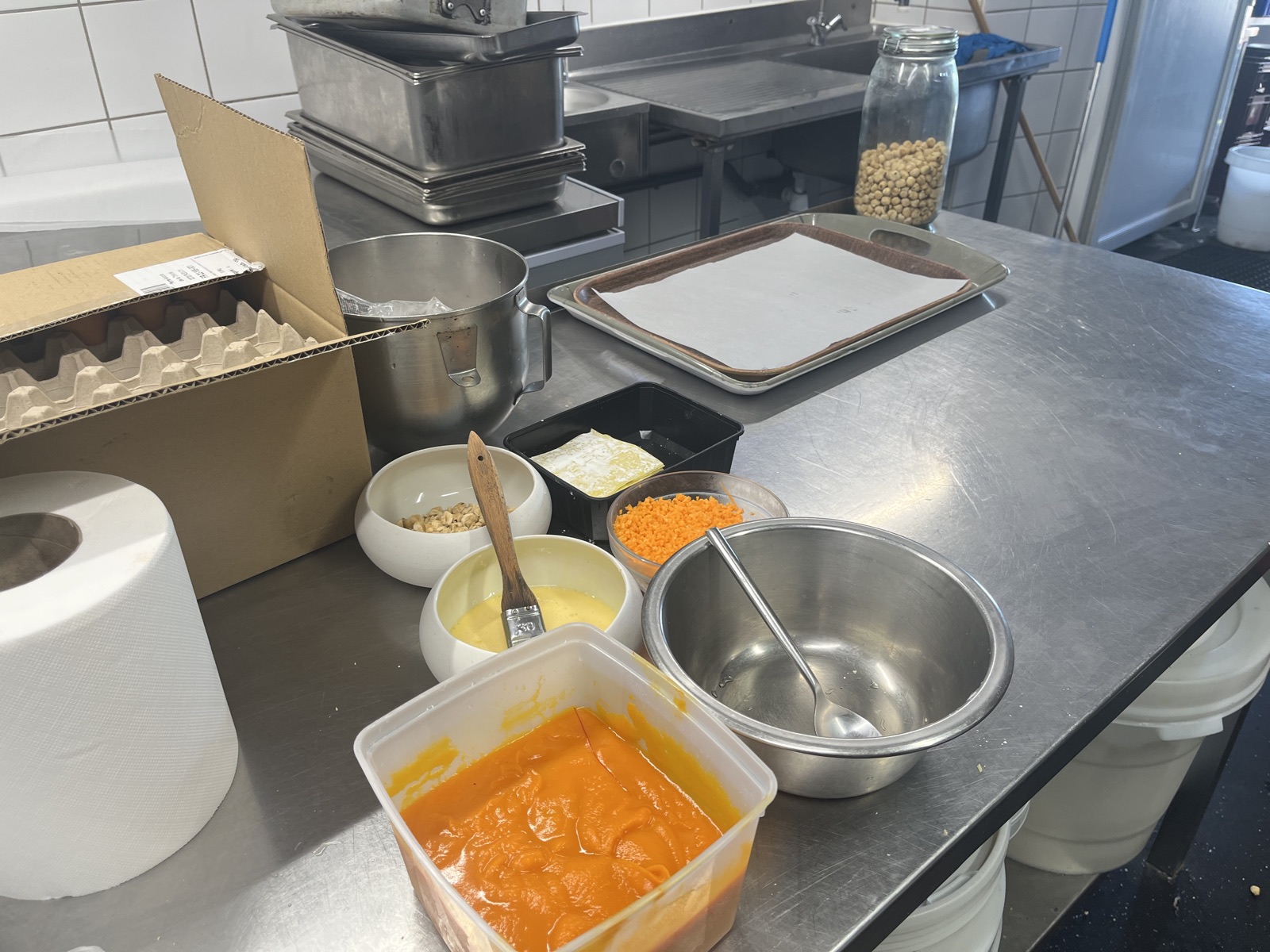 Le plan de travail en pleine mise en place, avant le service