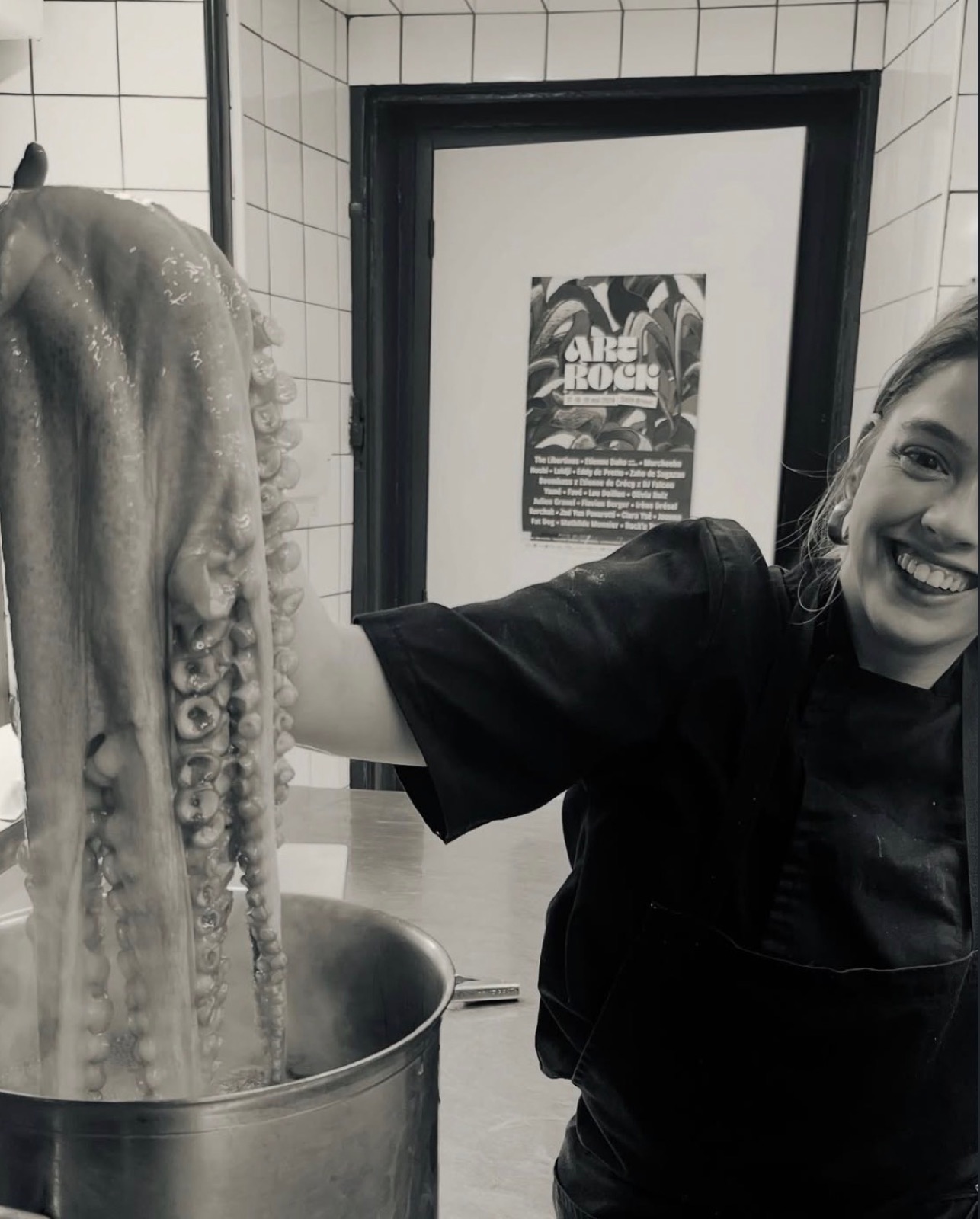 Camille en cuisine, en noir et blanc