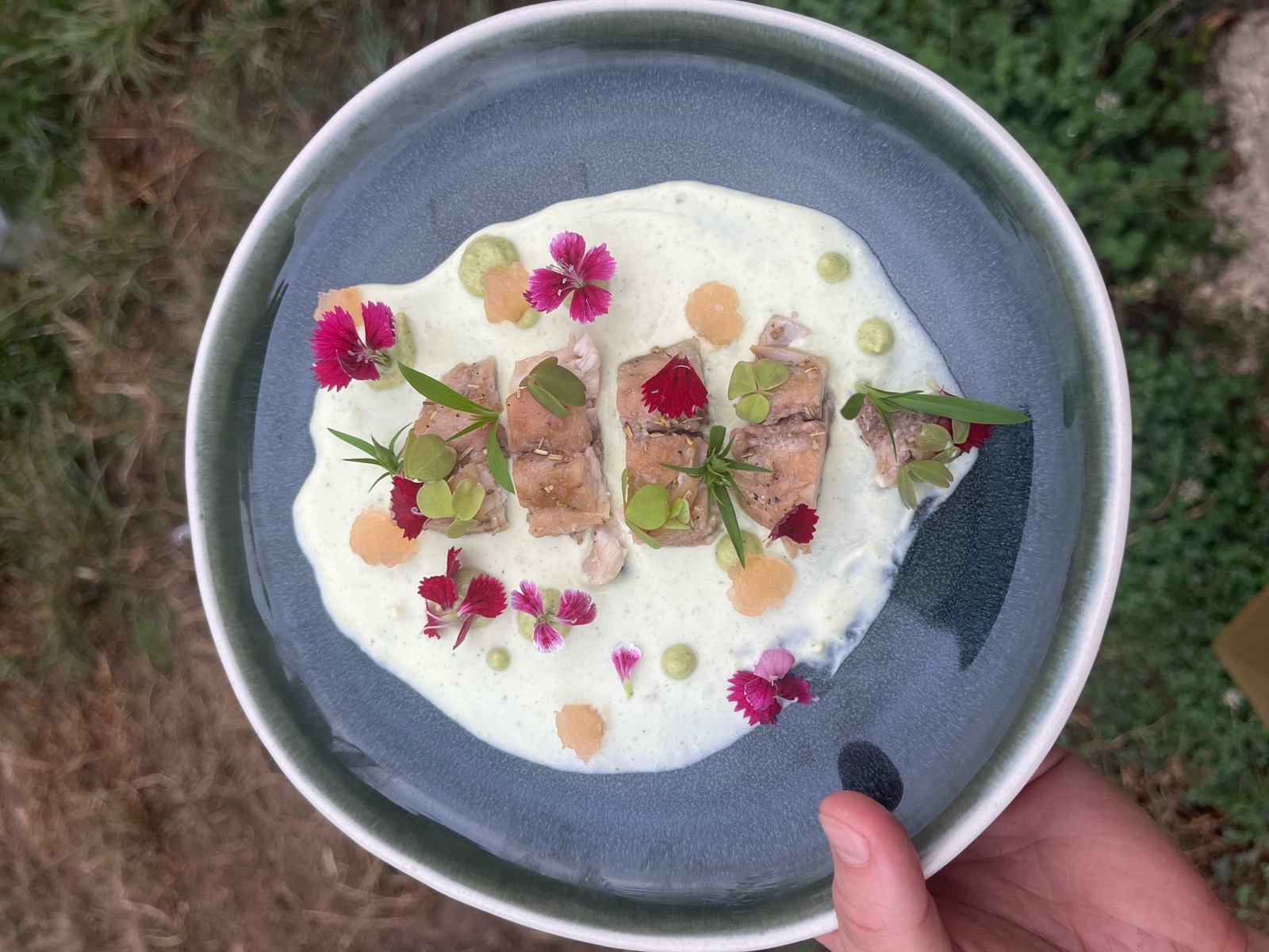 Poisson de la baie, crème d’herbes et fleurs — réalisation de Camille